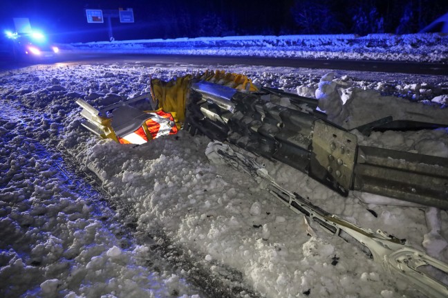 LKW-Sattelzug crasht auf Westautobahn bei Sattledt frontal gegen Anpralldmpfer