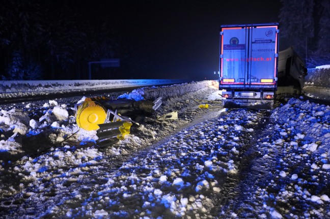 LKW-Sattelzug crasht auf Westautobahn bei Sattledt frontal gegen Anpralldmpfer