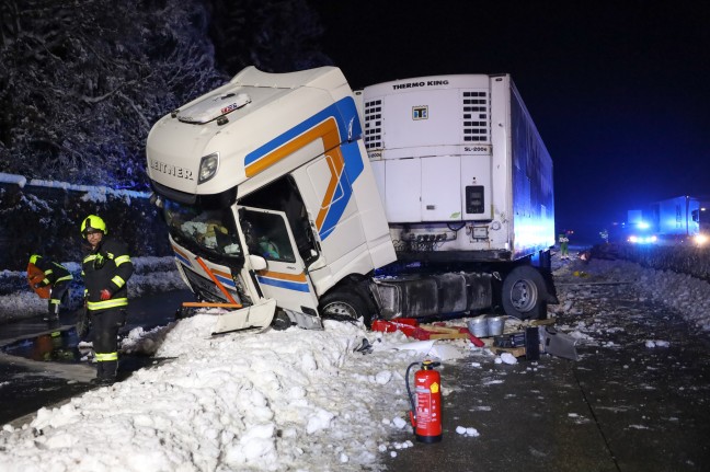 LKW-Sattelzug crasht auf Westautobahn bei Sattledt frontal gegen Anpralldmpfer