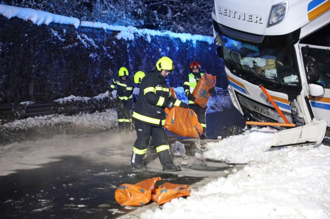 LKW-Sattelzug crasht auf Westautobahn bei Sattledt frontal gegen Anpralldmpfer