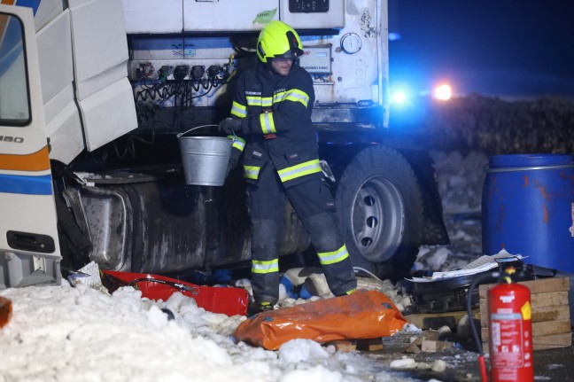 LKW-Sattelzug crasht auf Westautobahn bei Sattledt frontal gegen Anpralldmpfer