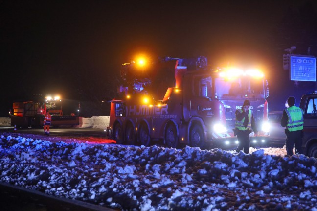 LKW-Sattelzug crasht auf Westautobahn bei Sattledt frontal gegen Anpralldmpfer