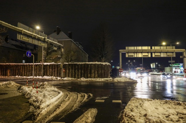 Sieben Verletzte: Kollision zwischen Sattelkraftfahrzeug und Linienbus in Wels-Pernau