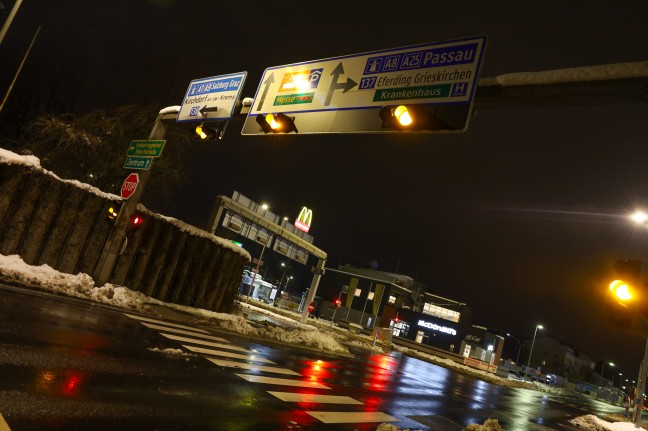 Sieben Verletzte: Kollision zwischen Sattelkraftfahrzeug und Linienbus in Wels-Pernau