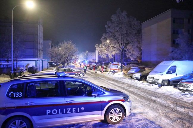 Ausgedehnter Zimmerbrand in einem Mehrparteienwohnhaus in Vcklabruck fordert eine verletzte Person