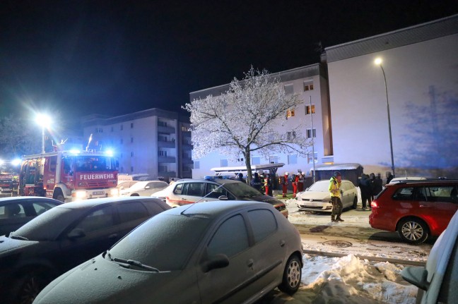 Ausgedehnter Zimmerbrand in einem Mehrparteienwohnhaus in Vcklabruck fordert eine verletzte Person