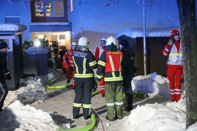 Ausgedehnter Zimmerbrand in einem Mehrparteienwohnhaus in Vcklabruck fordert eine verletzte Person