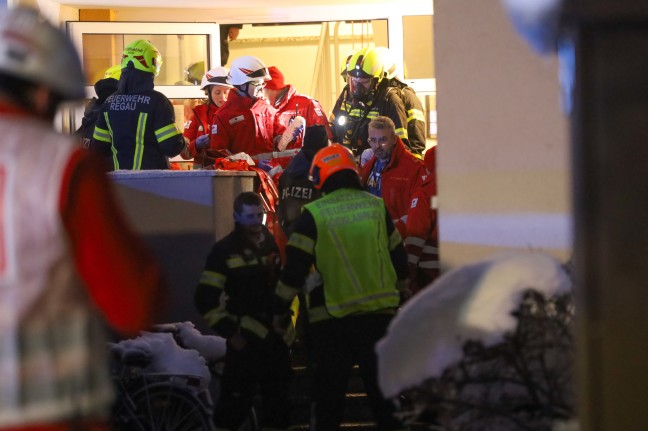 Ausgedehnter Zimmerbrand in einem Mehrparteienwohnhaus in Vcklabruck fordert eine verletzte Person