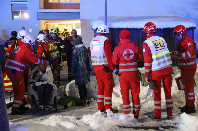 Ausgedehnter Zimmerbrand in einem Mehrparteienwohnhaus in Vcklabruck fordert eine verletzte Person