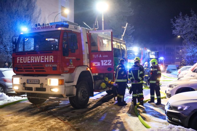 Ausgedehnter Zimmerbrand in einem Mehrparteienwohnhaus in Vcklabruck fordert eine verletzte Person