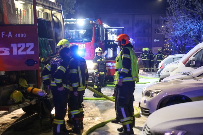 Ausgedehnter Zimmerbrand in einem Mehrparteienwohnhaus in Vcklabruck fordert eine verletzte Person