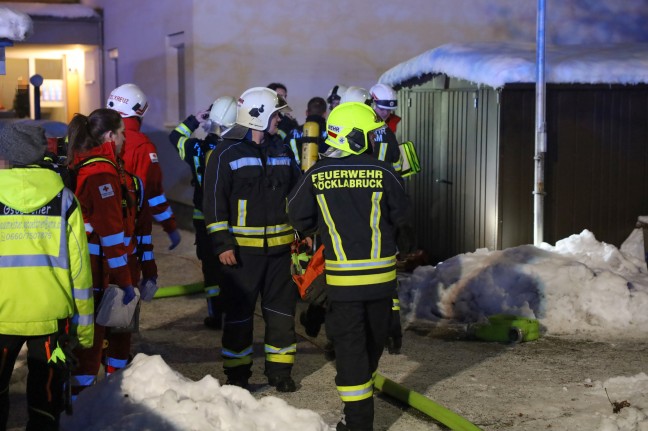 Ausgedehnter Zimmerbrand in einem Mehrparteienwohnhaus in Vcklabruck fordert eine verletzte Person