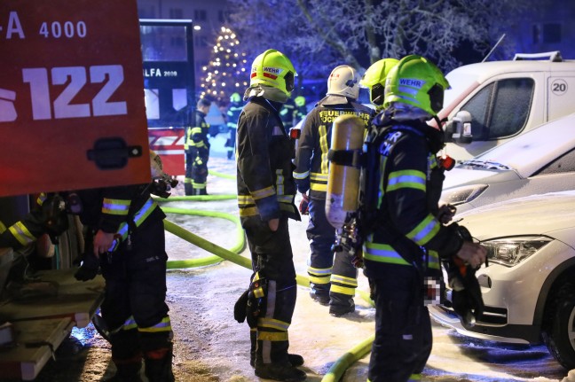 Ausgedehnter Zimmerbrand in einem Mehrparteienwohnhaus in Vcklabruck fordert eine verletzte Person