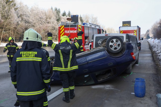 Autotransportanhnger samt aufgeladenem PKW bei Unfall auf Westautobahn in Sipbachzell berschlagen