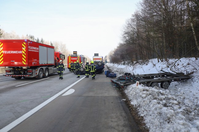 Autotransportanhnger samt aufgeladenem PKW bei Unfall auf Westautobahn in Sipbachzell berschlagen