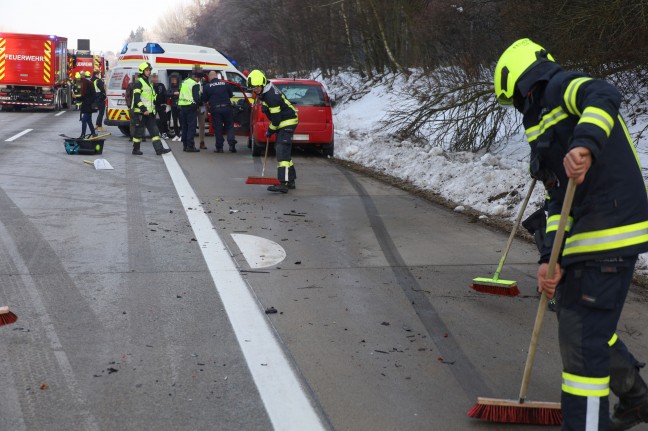 Autotransportanhnger samt aufgeladenem PKW bei Unfall auf Westautobahn in Sipbachzell berschlagen