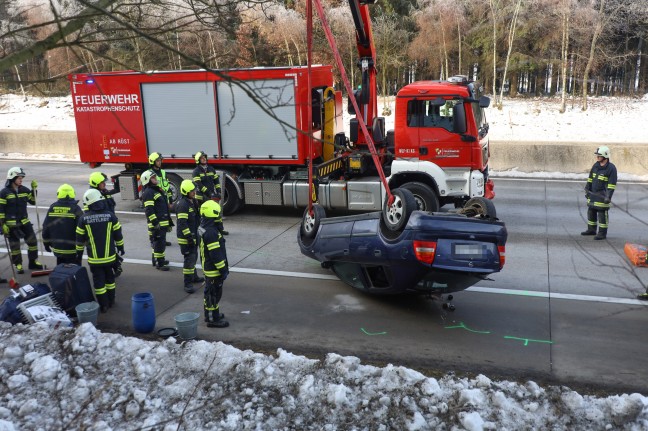 Autotransportanhnger samt aufgeladenem PKW bei Unfall auf Westautobahn in Sipbachzell berschlagen