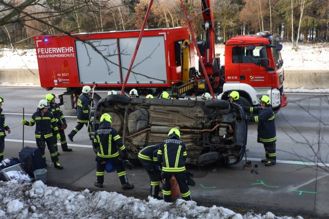 Autotransportanhnger samt aufgeladenem PKW bei Unfall auf Westautobahn in Sipbachzell berschlagen