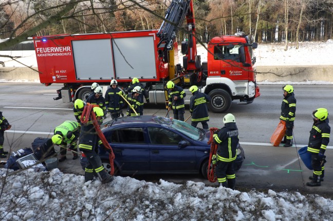 Autotransportanhnger samt aufgeladenem PKW bei Unfall auf Westautobahn in Sipbachzell berschlagen