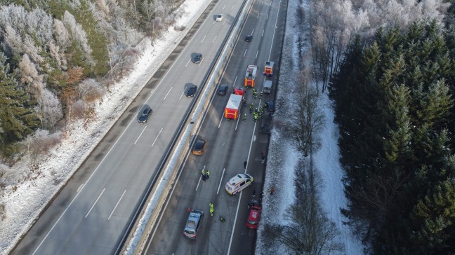 Autotransportanhnger samt aufgeladenem PKW bei Unfall auf Westautobahn in Sipbachzell berschlagen