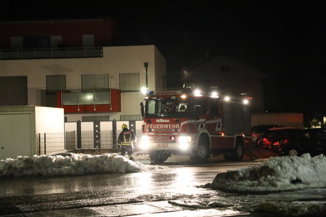 Einsatzkrfte bei Personenrettung aus Fahrzeug in Eferding im Einsatz