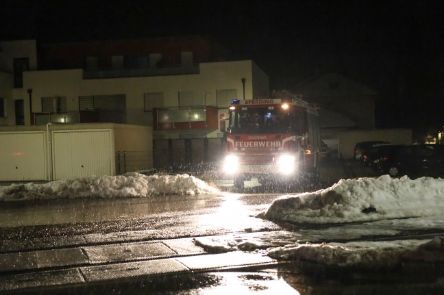 Einsatzkrfte bei Personenrettung aus Fahrzeug in Eferding im Einsatz