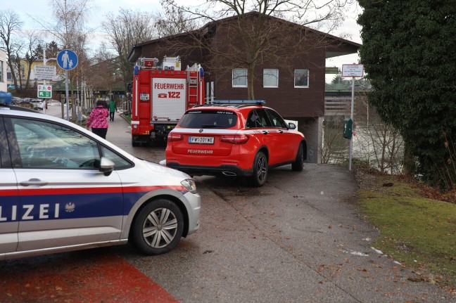 Einsatzkrfte bei Suche nach eventuell verunfallter Person im Bereich der Traun in Wels im Einsatz