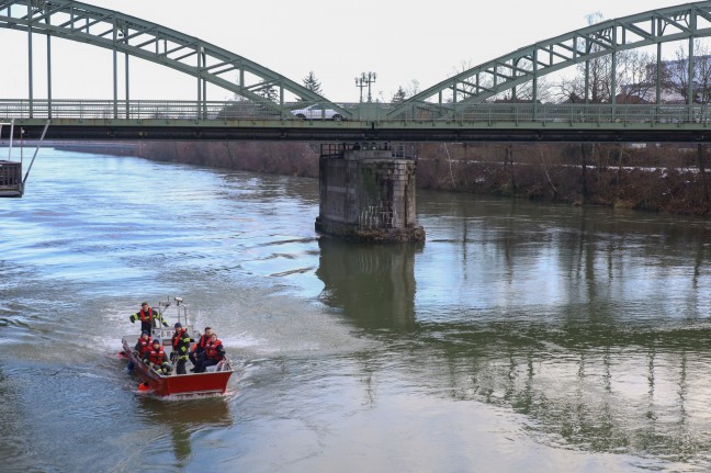 Einsatzkrfte bei Suche nach eventuell verunfallter Person im Bereich der Traun in Wels im Einsatz