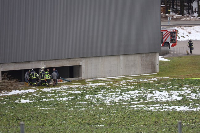 Feuerwehr bei berflutung bei einem Unternehmen in Krenglbach im Einsatz