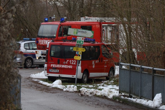 Leblose Person bei Lambach durch Krfte der Feuerwehr aus der Traun geborgen