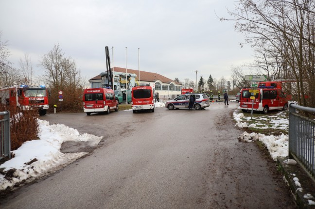 Leblose Person bei Lambach durch Krfte der Feuerwehr aus der Traun geborgen