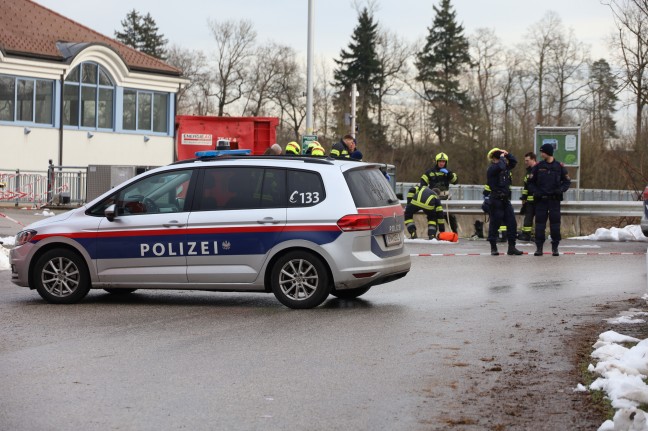 Leblose Person bei Lambach durch Krfte der Feuerwehr aus der Traun geborgen