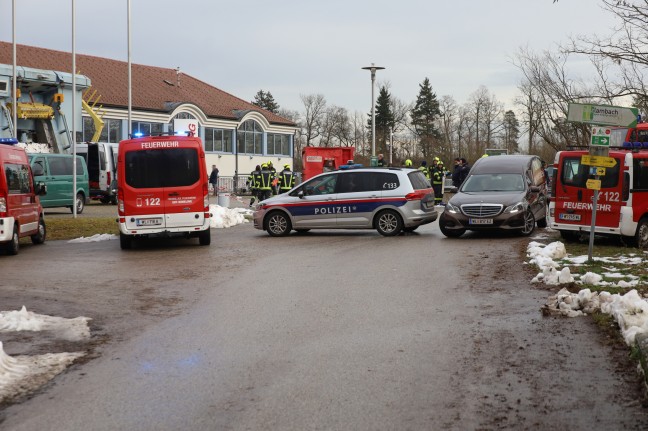 Leblose Person bei Lambach durch Krfte der Feuerwehr aus der Traun geborgen