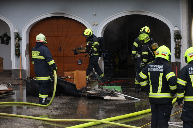 Vier Feuerwehren bei Garagenbrand in Ried im Traunkreis im Einsatz