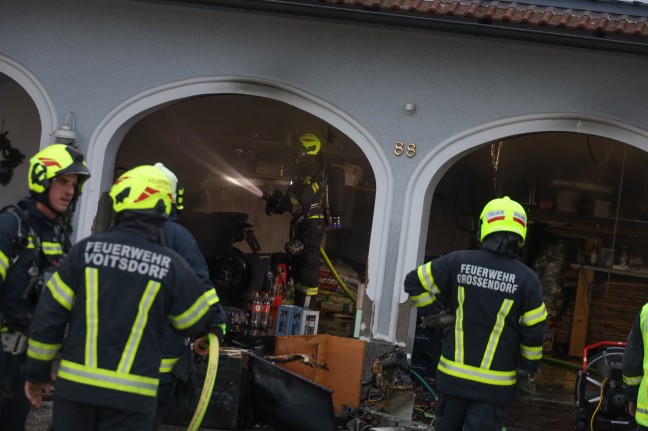 Vier Feuerwehren bei Garagenbrand in Ried im Traunkreis im Einsatz