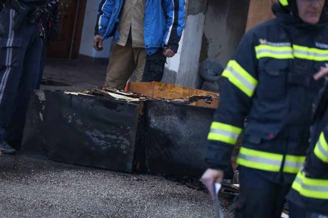 Vier Feuerwehren bei Garagenbrand in Ried im Traunkreis im Einsatz