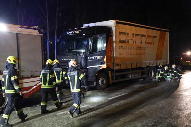 Frontalcrash zwischen PKW und LKW auf Salzkammergut Strae bei Altmnster