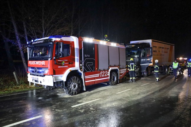 Frontalcrash zwischen PKW und LKW auf Salzkammergut Strae bei Altmnster