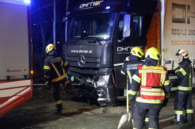 Frontalcrash zwischen PKW und LKW auf Salzkammergut Strae bei Altmnster