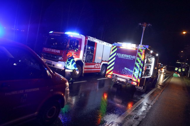 Frontalcrash zwischen PKW und LKW auf Salzkammergut Strae bei Altmnster