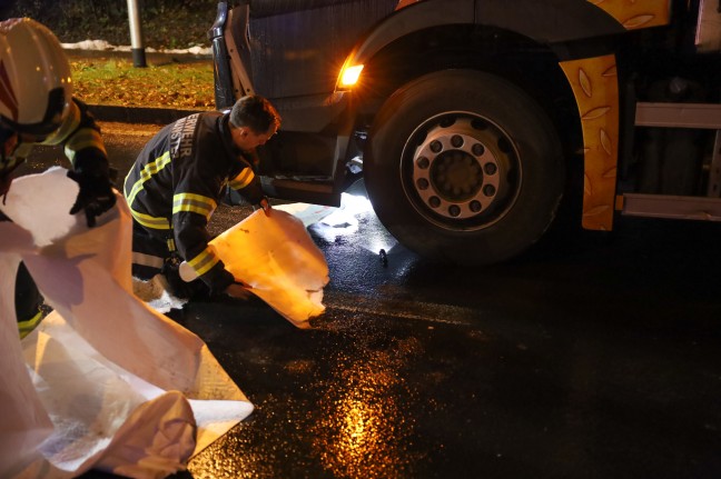 Frontalcrash zwischen PKW und LKW auf Salzkammergut Strae bei Altmnster