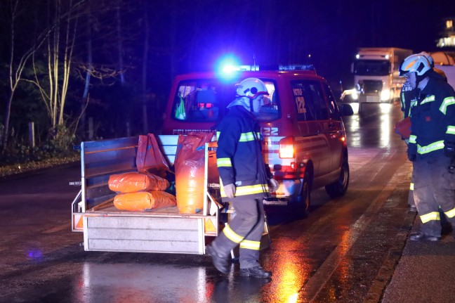 Frontalcrash zwischen PKW und LKW auf Salzkammergut Strae bei Altmnster