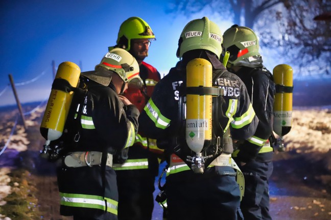 Acht Feuerwehren bei Traktorbrand in einer Garage in Niederwaldkirchen im Einsatz