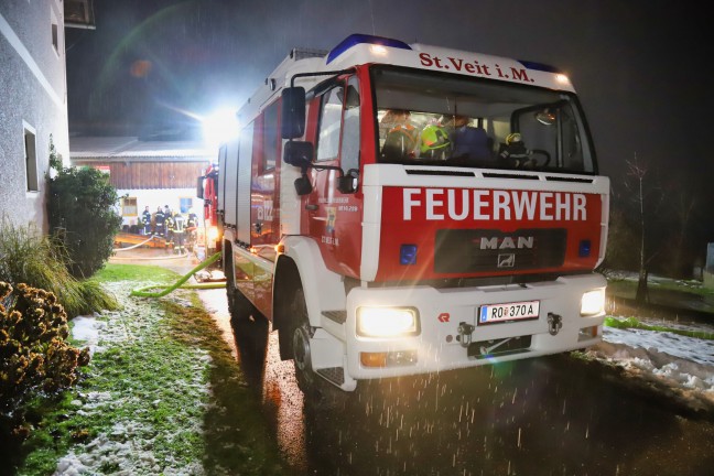 Acht Feuerwehren bei Traktorbrand in einer Garage in Niederwaldkirchen im Einsatz