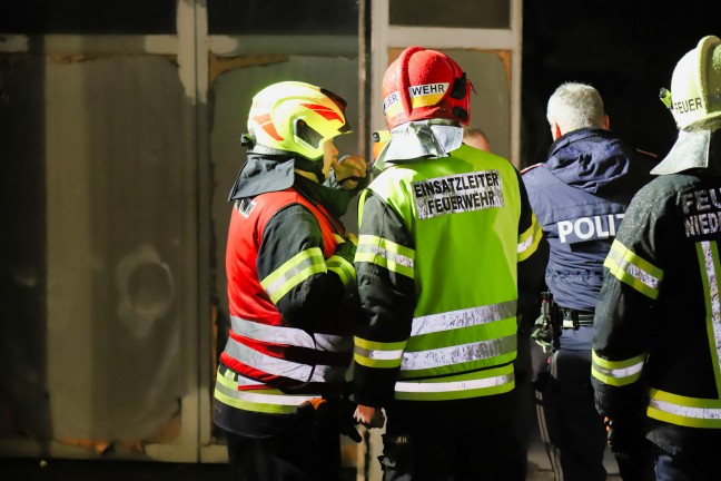 Acht Feuerwehren bei Traktorbrand in einer Garage in Niederwaldkirchen im Einsatz