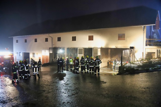 Acht Feuerwehren bei Traktorbrand in einer Garage in Niederwaldkirchen im Einsatz