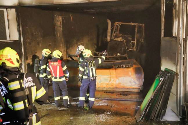 Acht Feuerwehren bei Traktorbrand in einer Garage in Niederwaldkirchen im Einsatz