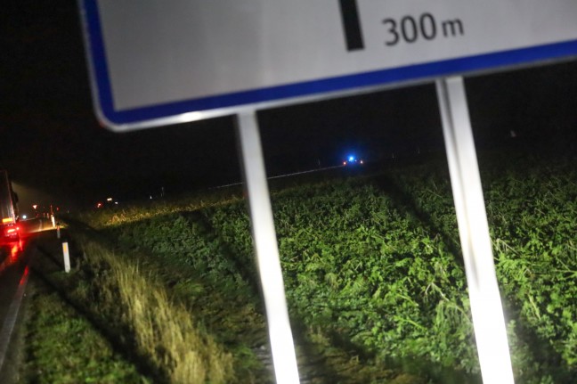 Aufrumarbeiten nach Verkehrsunfall in einem Kreisverkehr bei Lambach