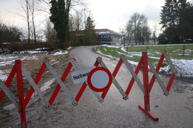 Trotz Straensperre: Lenkerin bei Alkoven in berflutetem Kleintransporter eingeschlossen