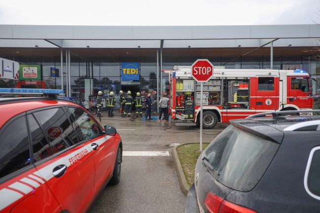 Brand in einer Geschftsfiliale in Wels-Schafwiesen - Sprinkleranlage verhindert Grobrand